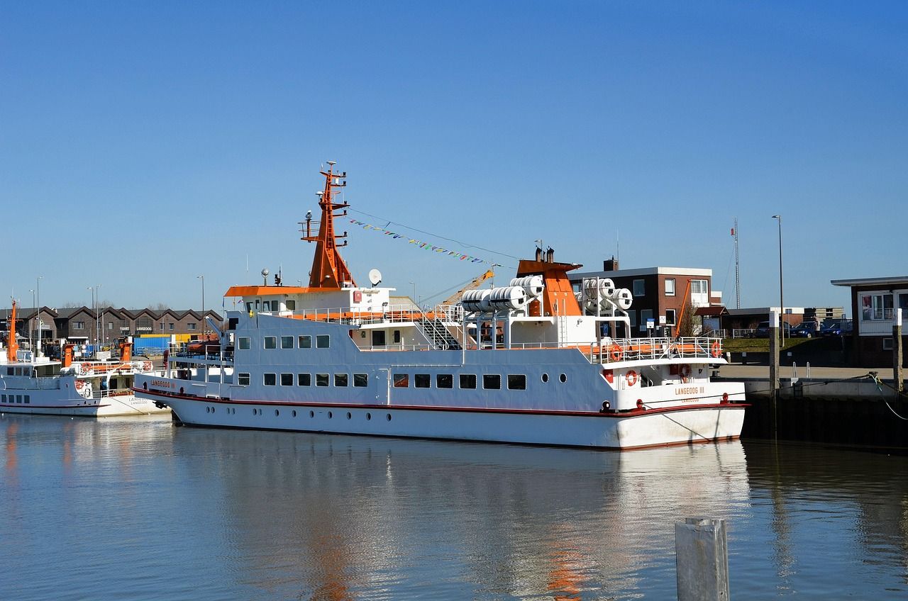 Die Fähre nach Langeoog im Hafen von Bensersiel.