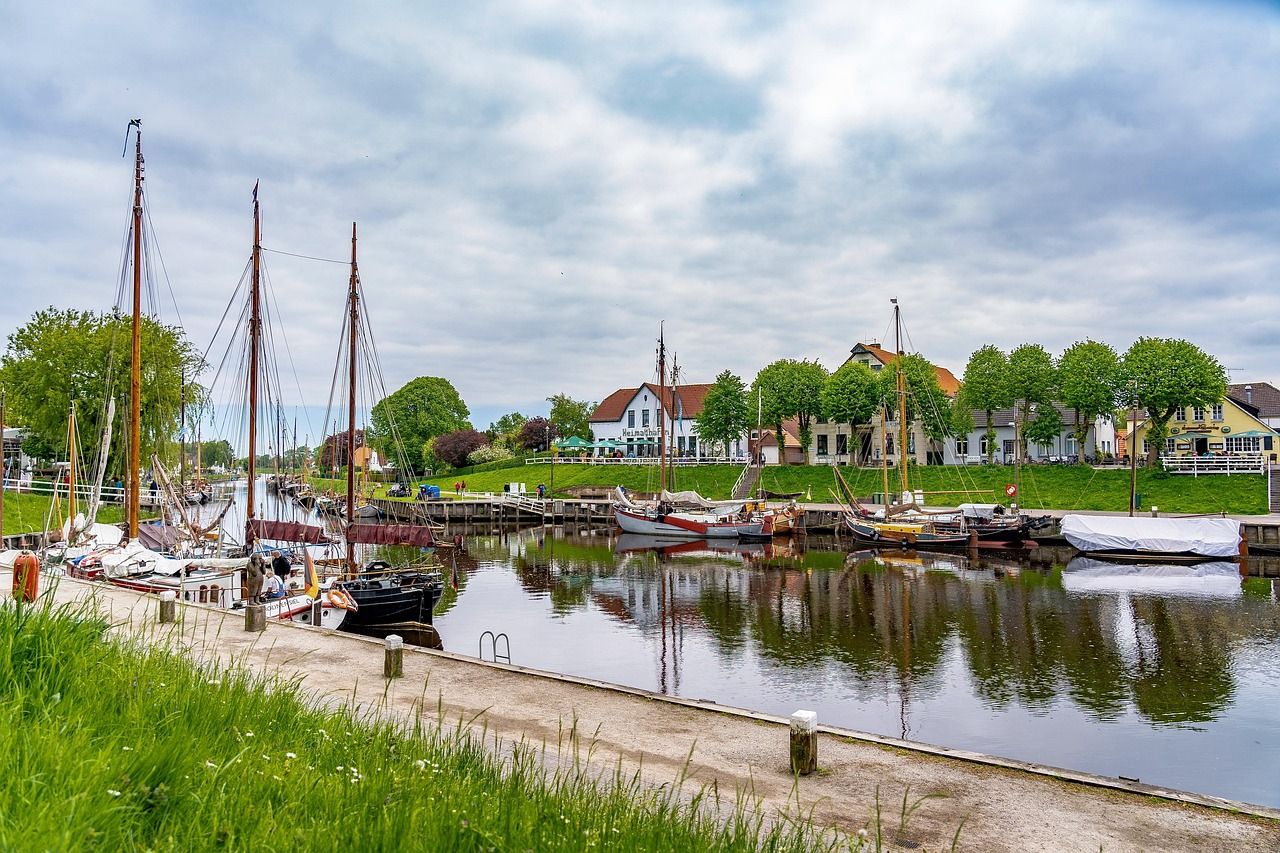 Der Museumshafen von Carolinensiel mit historischen Segelschiffen.