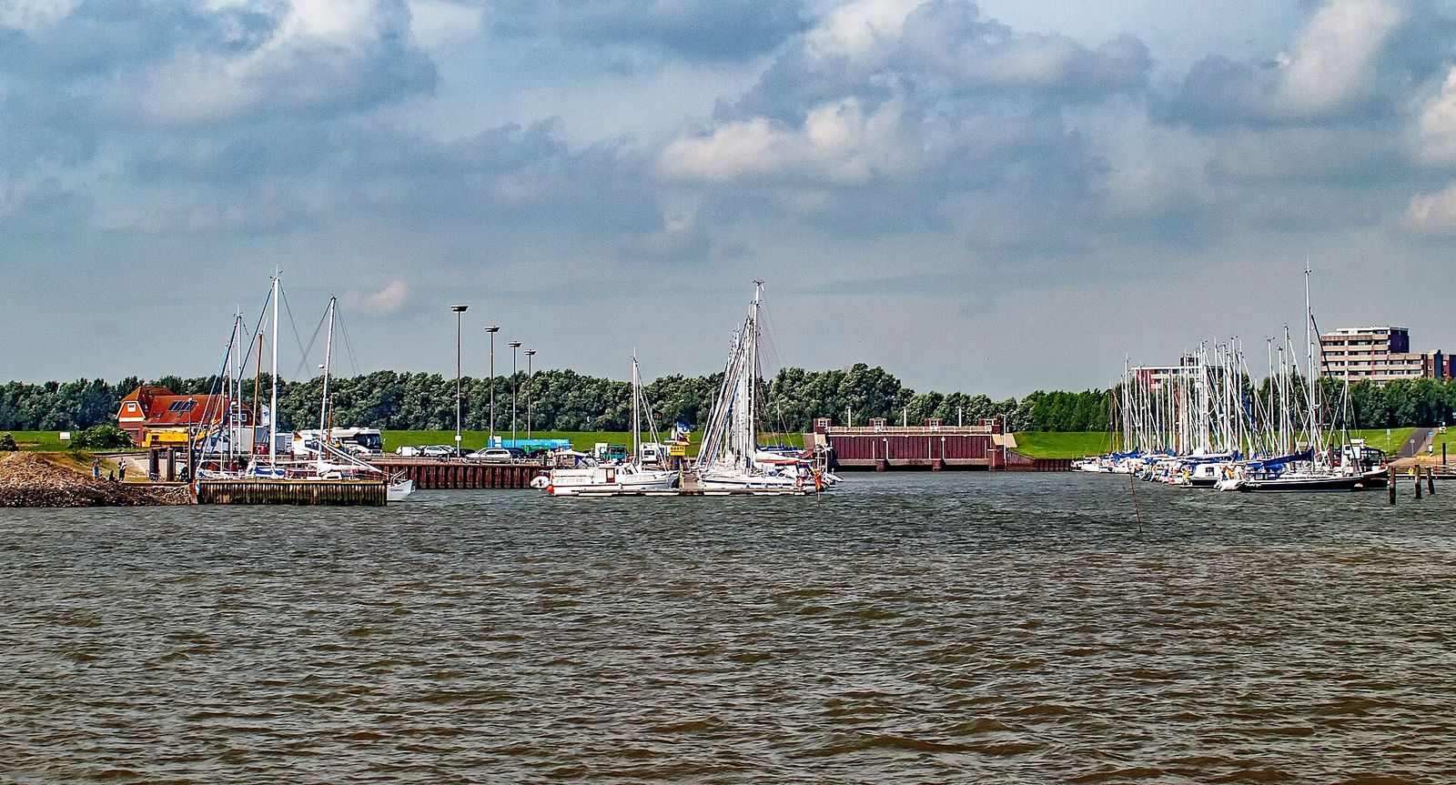 Der Hafen von Horumersiel mit Segelbooten im Binnentief.
